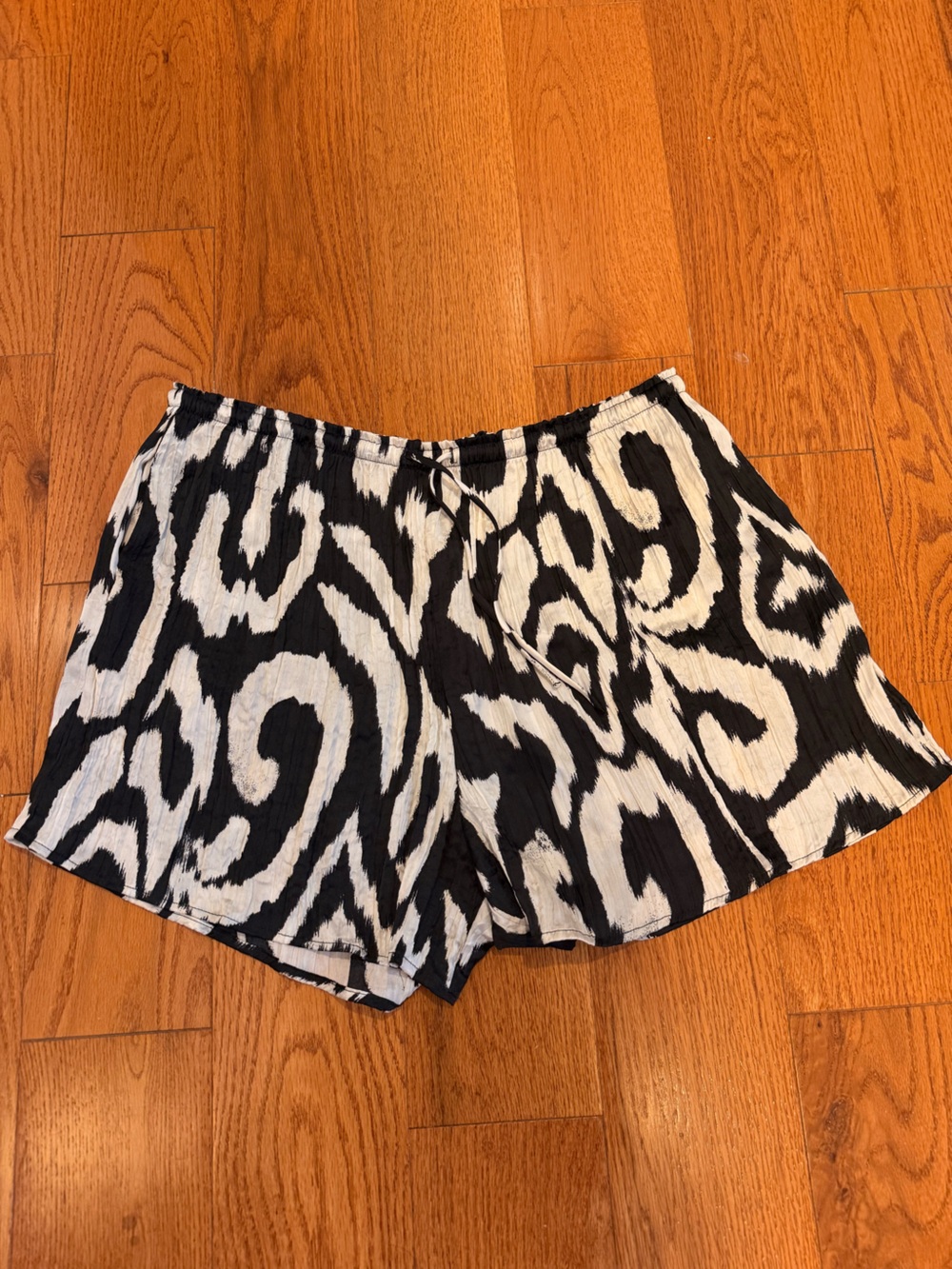 H&M Black and White Abstract  Print Crinkle Shorts, Sz. Large